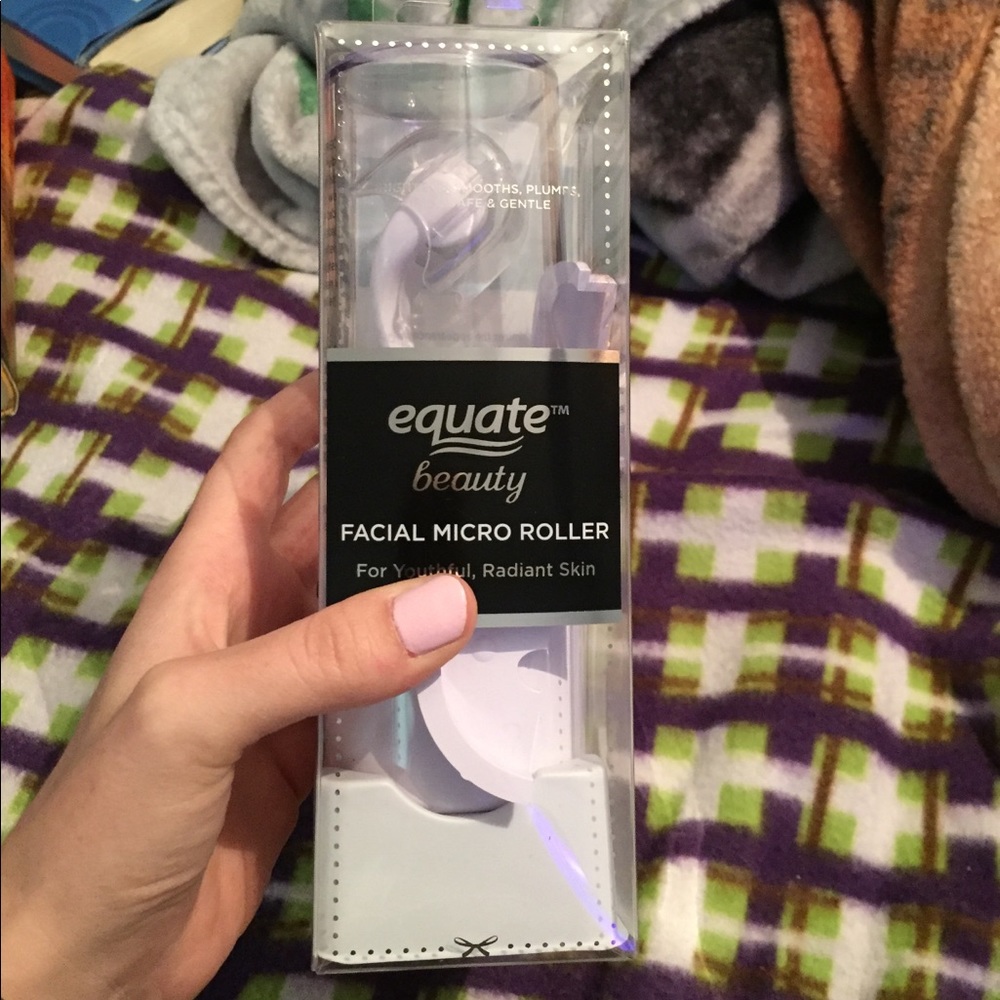 Facial blade roller